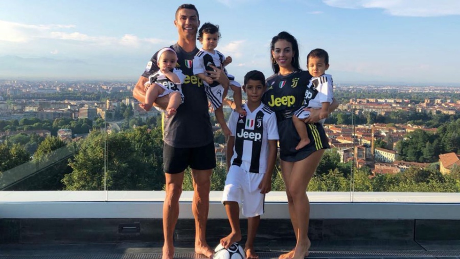 Cristiano Ronaldo posa com a família vestindo o uniforme da Juventus - Reprodução Instagram