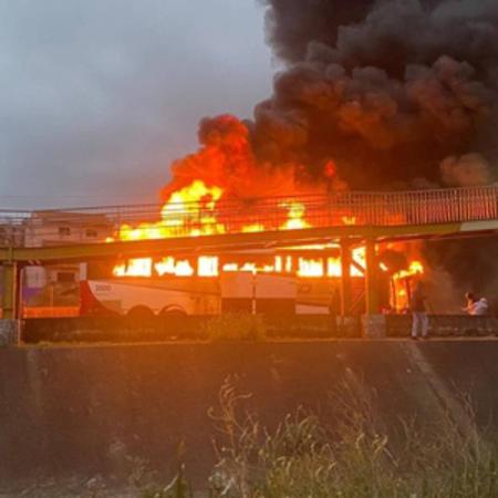 Mancha Verde, organizada do Palmeiras, colocou fogo em ônibus da Máfia Azul, torcida do Cruzeiro, na rodovia Fernão Dias