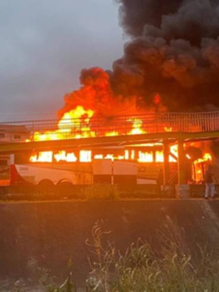 Mancha Verde, organizada do Palmeiras, colocou fogo em ônibus da Máfia Azul, torcida do Cruzeiro, na rodovia Fernão Dias