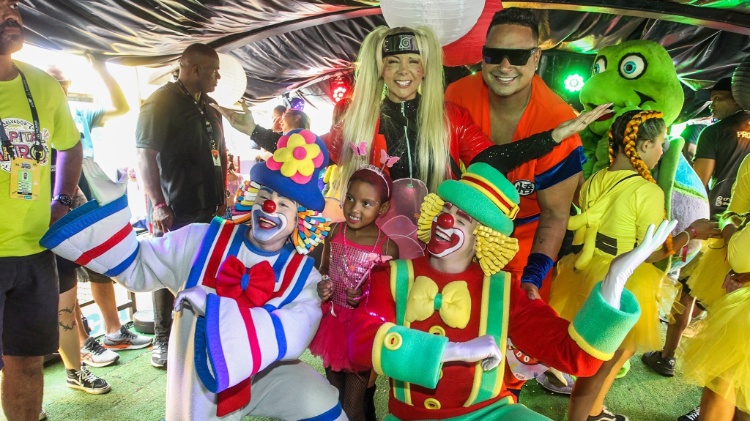 Xanddy Harmonia e Carla Perez com uma menina fantasiada de fada ao lado dos palhaços Patati e Patatá, em Salvador