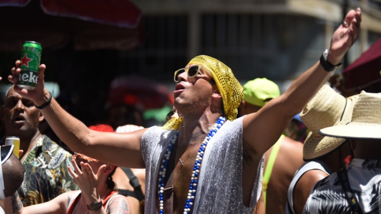 Para cantar? Braços erguidos no Bloco Cordão do Boitatá, no Rio de Janeiro