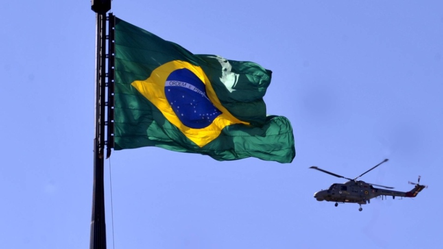 Bandeira do Brasil tremula na Praça dos Três Poderes, em Brasília (DF)