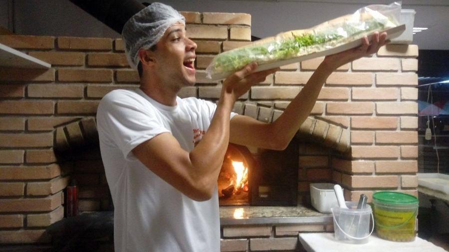 Funcionário da Lanchonete La Bamba mostra o maior hot-dog de Mogi das Cruzes - Reprodução/Facebook