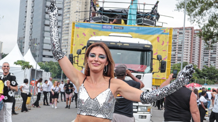 Rafa Brites curte o Bloco da Favorita no Carnaval de rua de São Paulo