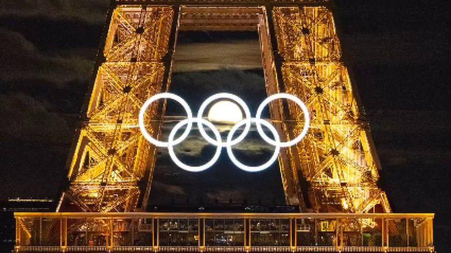 Lua nos anéis olímpicos na Torre Eiffel, em Paris 