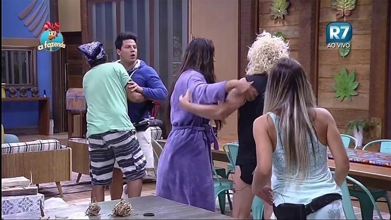 Thiago Servo e Ovelha protagonizam mais uma briga em "A Fazenda 8" - Reprodução/Record