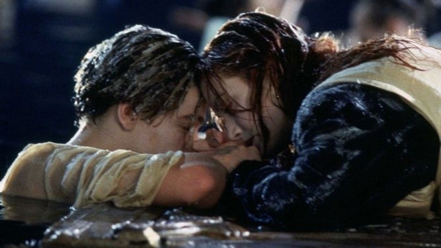 O casal Rose e Jack, interpretados por Kate Winslet e Leonardo DiCaprio, em uma das cenas finais de Titanic - Divulgação