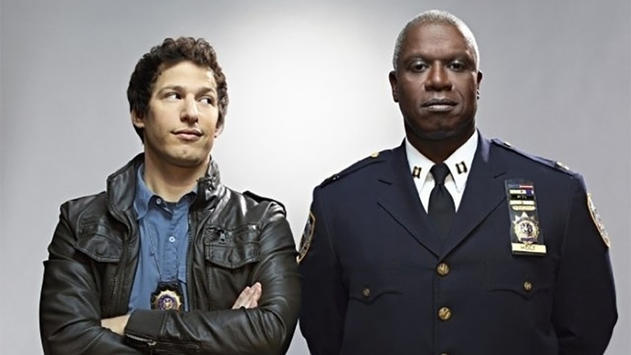 Para o ator que interpreta o Capitão Holt, é importante que as séries não perpetuem o mito de que a polícia pode violar a lei - Divulgação