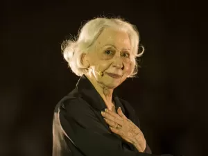 Fernanda Montenegro faz aniversário e comemora nas redes: '95 primaveras'