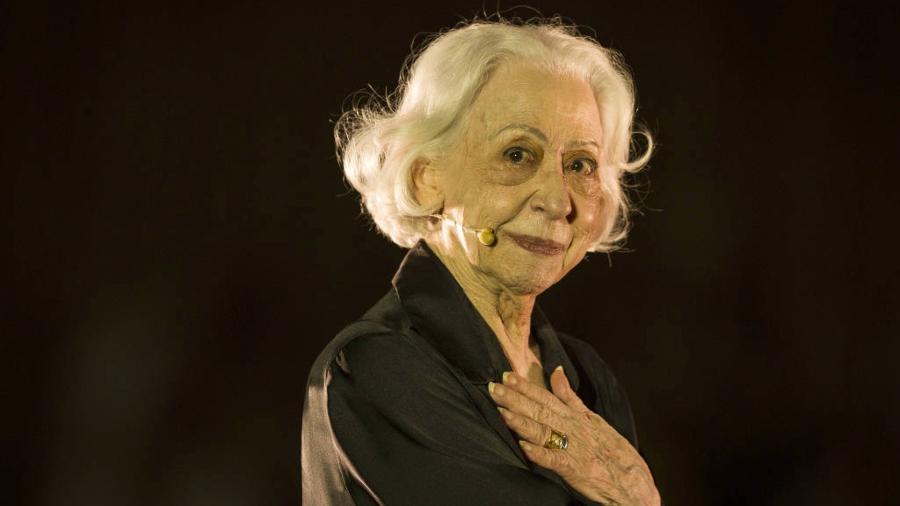 A atriz Fernanda Montenegro em apresentação no auditório Oscar Niemeyer do parque Ibirapuera, em São Paulo  - Bruno Santos/Folhapress