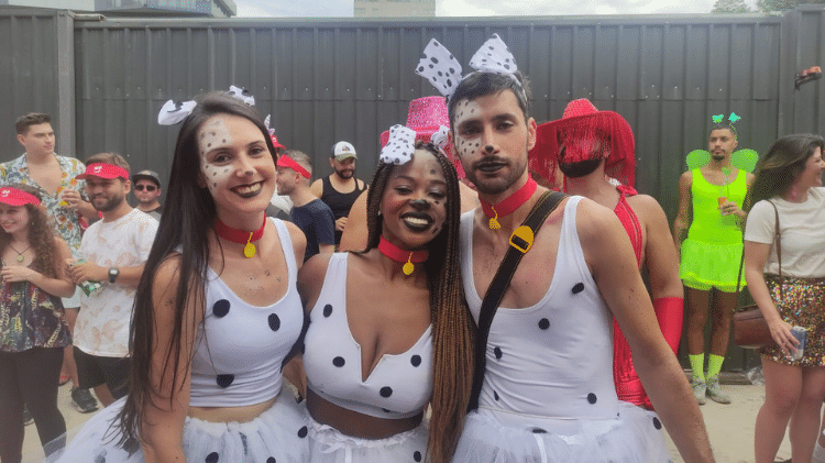 Aline Ribeiro, 34, Aline Santiago, 34, e Leonardo Gussoni, 31, decidiram usar as mesmas fantasias durante o pré, durante e pós Carnaval. Neste sábado, eles estão fantasiados de dálmatas.