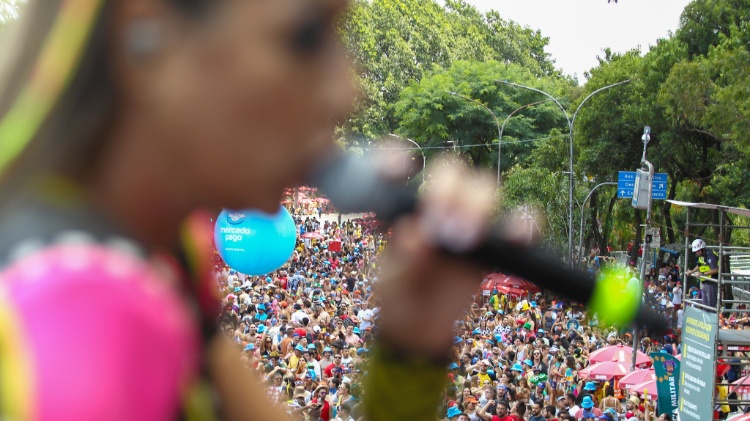 Cantora no trio do Bloco Vou de Táxi, em São Paulo