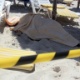 Corpo de vítima de atentado é coberto com toalha em praia de Susa, às margens do mar Mediterrâneo, na Tunísia. Dois homens armados com fuzis invadiram dois hotéis de luxo no balneário e dispararam contra turistas. O grupo radical Estado Islâmico assumiu a autoria do ataque - EFE