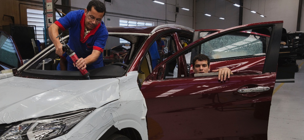 Funcionários trabalham na blindagem de carros em empresa específica de São Paulo; processo custa em média R$ 53,6 mil - Lalo de Almeida/Folhapress