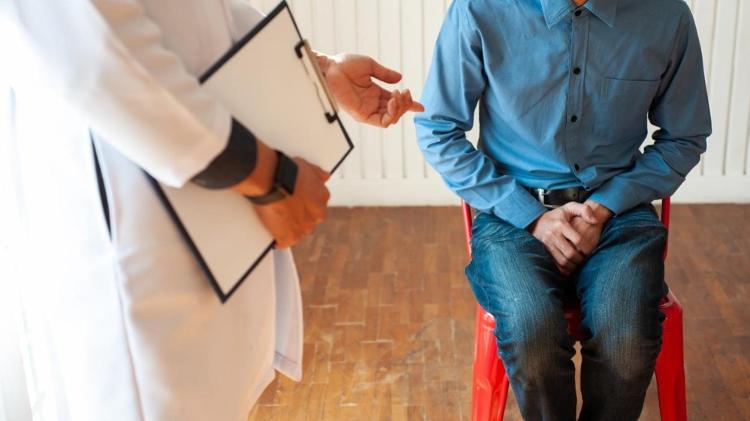 Disfunção erétil, câncer de próstata, homem no médico - iStock - iStock