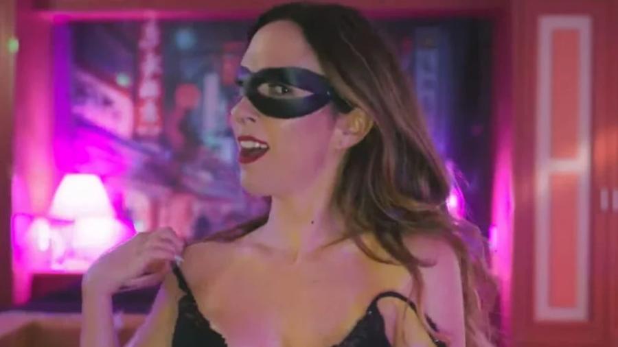 Tatá Werneck em cena de Terra e Paixão; ela viverá Anely, uma stripper virtual na novela das nove - Reprodução/TV Globo