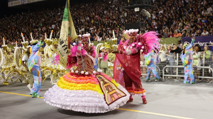 Casal de mestre-sala e porta-bandeira da Mocidade Alegre, campeã do Grupo Especial, no Desfile das Campeãs do Carnaval de São Paulo de 2024