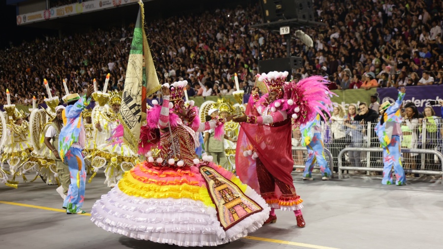 Casal de mestre-sala e porta-bandeira da Mocidade Alegre, campeã do Grupo Especial, no Desfile das Campeãs do Carnaval de São Paulo de 2024