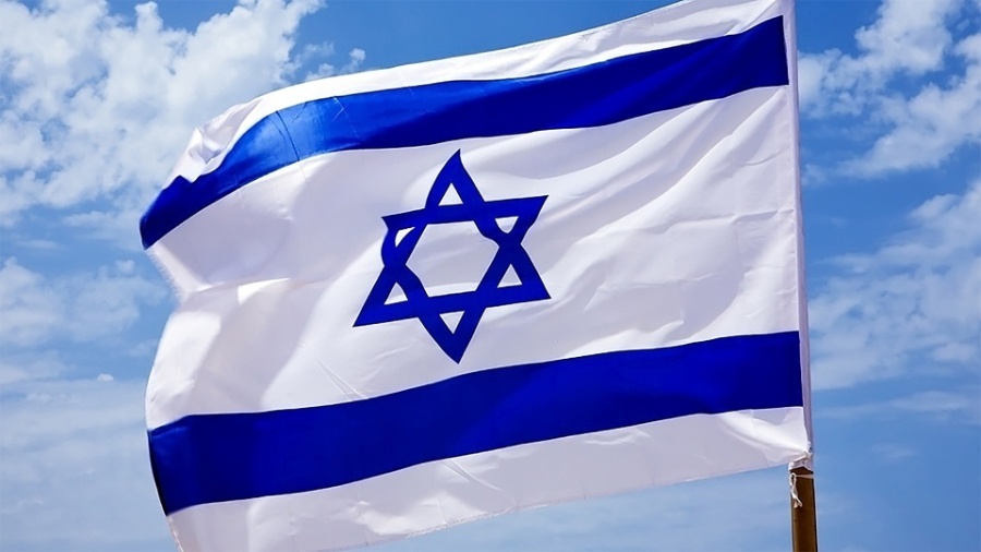Imagem de arquivo da bandeira de Israel; foguetes lançados a partir da Faixa de Gaza caíram em território israelense na madrugada de domingo para segunda-feira - Shutterstock