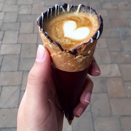 Café na casquinha: cliente tem apenas quatro minutos para beber - Divulgação/instagram/na_blah