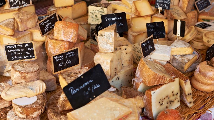 Queijos em mercado da região de Provença, na França - Getty Images