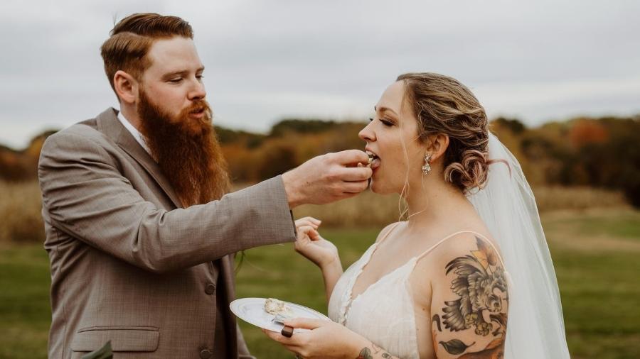 Casal não gosta de doces, então escolheram um bolo de queijos para o casamento - Instagram/mollyquill