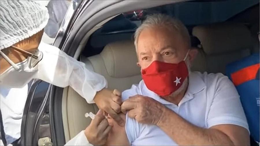 13.mar.2021 - O ex-presidente Luiz Inácio Lula da Silva (PT) recebe a primeira dose de vacina contra a covid-19 em um drive-thru em São Bernardo do Campo, cidade da Grande São Paulo - Reprodução/Youtube/Lula