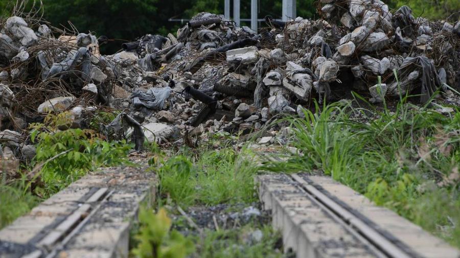 Entulho do material retirado das obras do VLT em Várzea Grande, próxima a Cuiabá (MT). Prometida para Copa de 2014, obra que custou R$ 1 bilhão começa a ser desfeita - Rogério Florentino/Folhapress