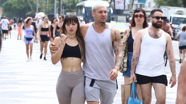 Filipe Ret busca ingresso para o Baile da Vogue na praia de Copacabana, RJ