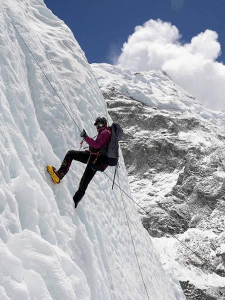 Alpinista escala parede íngreme de gelo no monte Everest - Purnima Shrestha - 15.abr.2025/Reuters