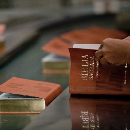 Closeup De Uma Antiga Bíblia Sagrada Aberta Ao Famoso Livro De