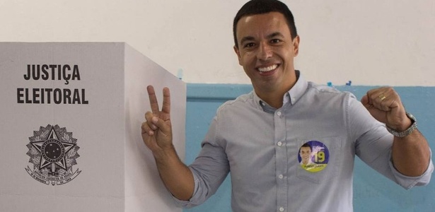 Rogério Lins durante votação no primeiro turno em Osasco - Reprodução/Facebook 