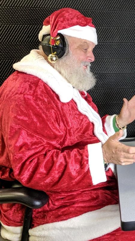 Todo mundo sabe que, todo Natal, o Papai Noel entrega presentes para t