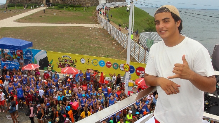 Marcelo Cady, filho de Ivete Sangalo, posa para foto em cima de trio da mãe, em Salvador