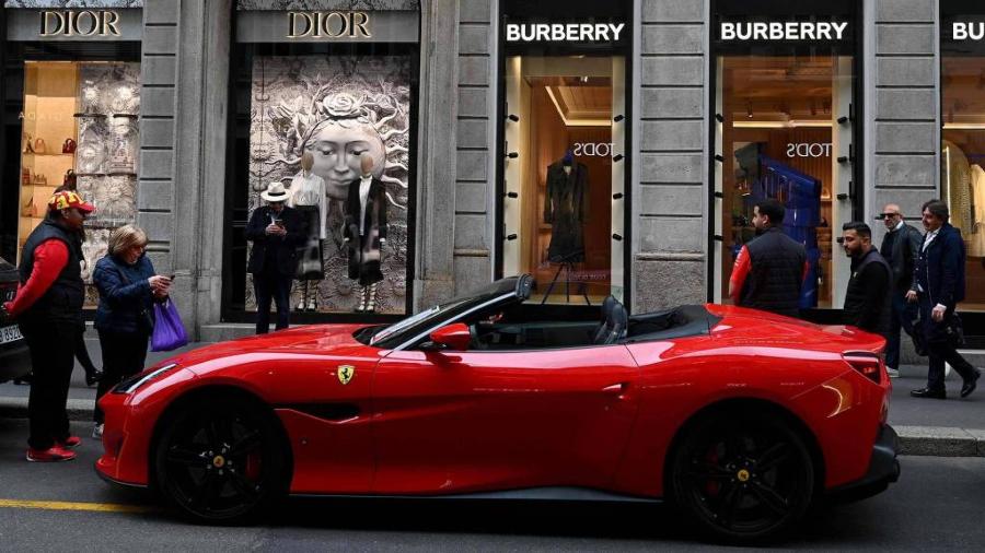 As boutiques da Dior e Burberry na Via Monte Napoleone, famosa e mais cara rua de compras de luxo em Milão - GABRIEL BOUYS/AFP