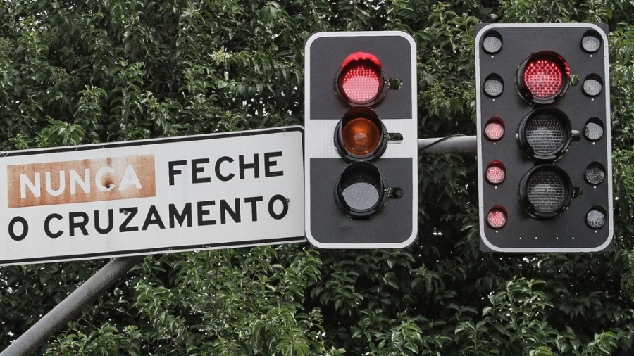 Saiba qual é a única situação em que é permitido furar sinal vermelho,  segundo a lei de trânsito, Distrito Federal