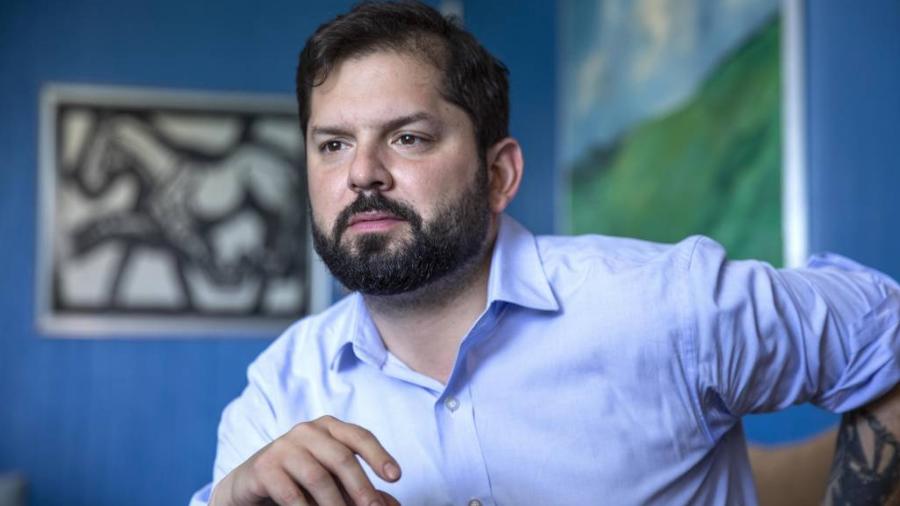 O presidente chileno, Gabriel Boric, durante entrevista à Folha na Embaixada do Chile, em Brasília