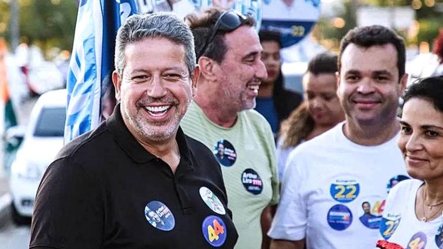 O presidente da Câmara, Arthur Lira (PP-AL), e seu assessor Luciano Cavalcante (de branco) em evento em Alagoas em outubro de 2022 - oficialarthurlira no Instagram