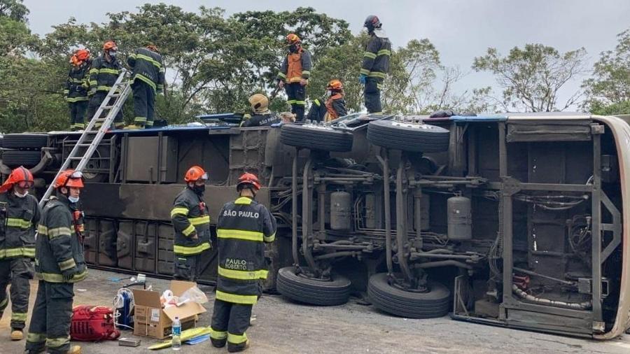 Bombeiros atuam no resgate de vitimas em acidente com ônibus na rodovia Oswaldo Cruz SP - Divulgação/Corpo de Bombeiros