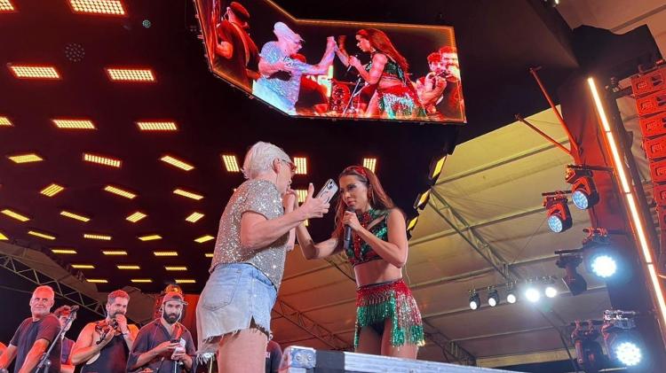 Anitta chama fã para o palco em apresentação no Recife
