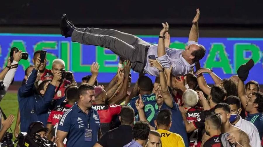 Jogadores do Flamengo erguem o técnico Rogério Ceni após a conquista do título do Brasileiro de 2020, no Morumbi - Adriano Vizoni/Folhapress