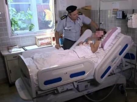 Tenente coronel Jorge Potratz cuida da paciente Clarinha, que está há 20 anos em coma no hospital da Polícia Militar em Vitória, ES - Divulgação