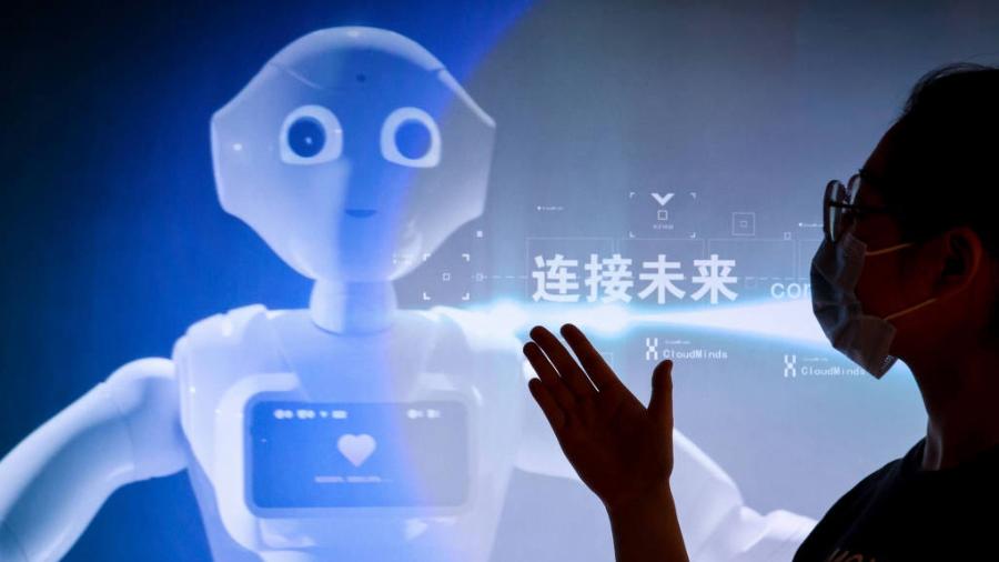 Funcionária apresenta vídeo sobre inteligência artificial em feira de tecnologia em Guizhou, na China - Ou Dongqu - 26.mai.2022/Xinhua