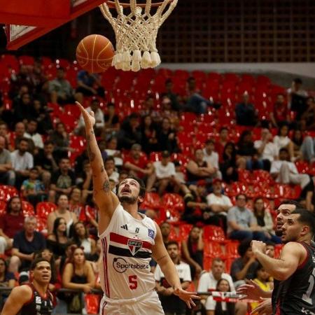 Lance de jogo em que São Paulo venceu o Pato Basquete pelo NBB