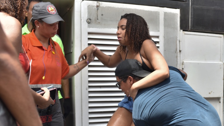 Jovem passa mal no Bloco fervo da Lud, no Rio de Janeiro