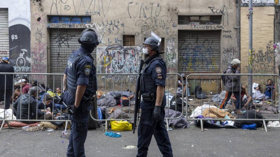 Guarda-civil metropolitano utiliza máscara na cracolândia, no centro de São Paulo