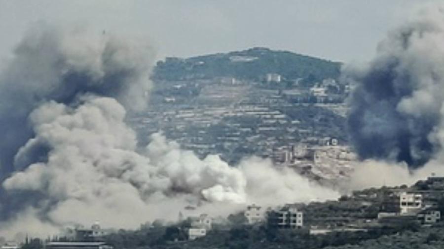 Fumaça sai do local de um ataque aéreo israelense na vila libanesa de Jibal el Botm, perto da fronteira Líbano-Israel, em 23 de setembro de 2024 - KAWNAT HAJU/AFP