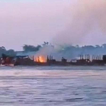 Barco pega fogo antes de naufragar na República Democrática do Congo - Reprodução
