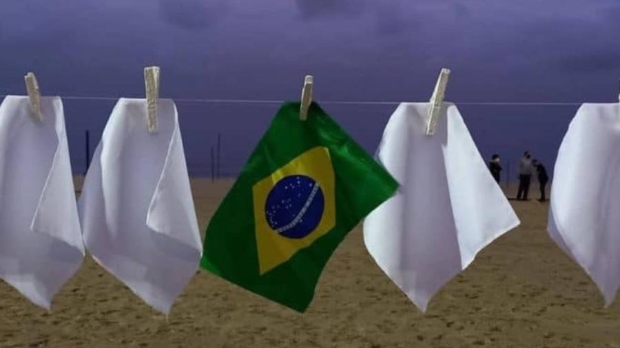 ONG estende lenços brancos em Copacabana em homenagem aos quase 600 mil mortos pela Covid-19 - Reprodução