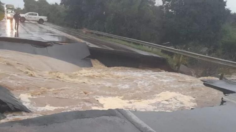 Pontes e estradas foram destruídas com as chuvas que atingem o Rio Grande do Sul